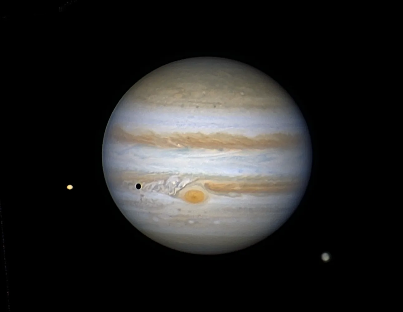 Jupiter, 29 septembre 2023, diamètre apparent: 47 secondes d'arc, détails visibles: Grande Tâche Rouge, satellite Io et son ombre, Ganymède, telescope newton de 500 mm de diamètre, monture de type dobson avec entrainement par table équatoriale, focale utilisée: 8000mm, caméra ZWO 662c; compilation de 2400 images., @Henri-Pierre